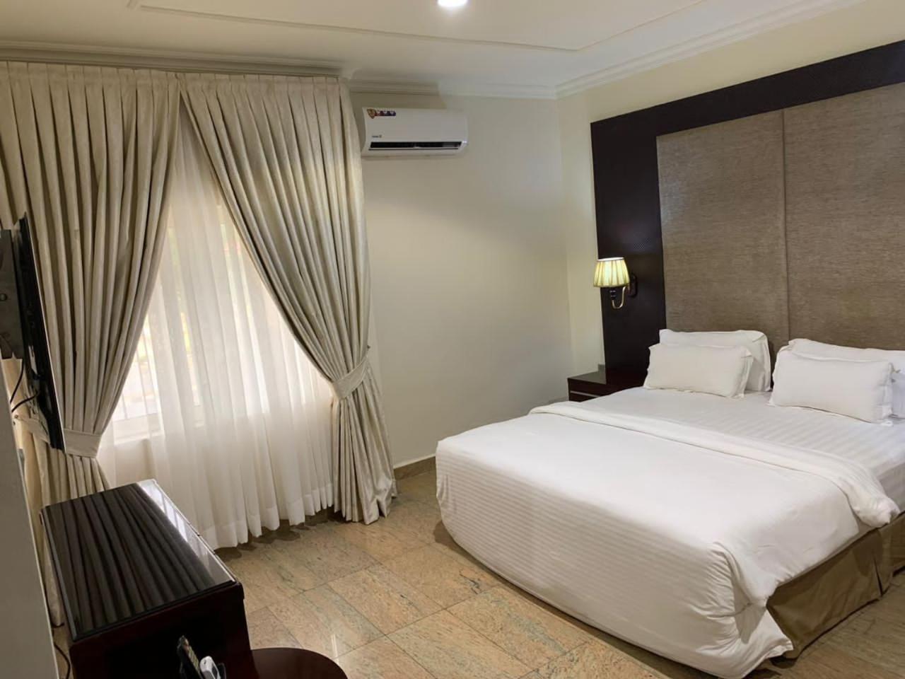 Ofas Chelsea Hotel Abuja Bagian luar foto