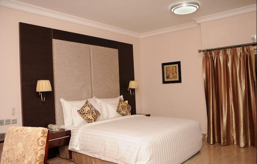 Ofas Chelsea Hotel Abuja Bagian luar foto